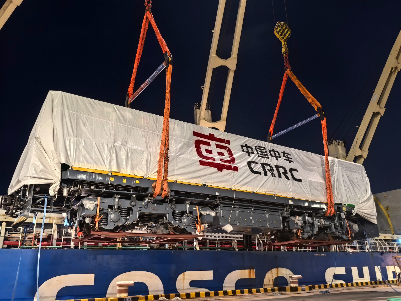 機(jī)車(chē)吊裝.jpg 機(jī)車(chē)吊裝.jpg